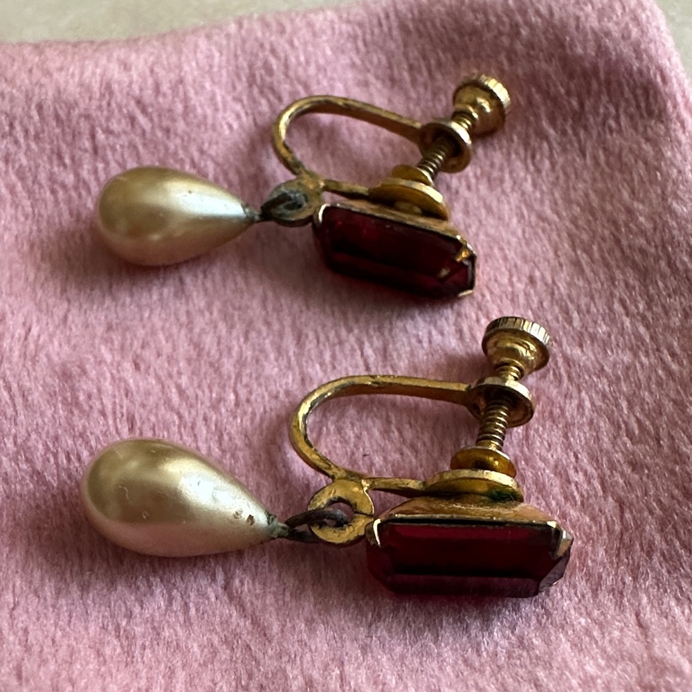 Retro/Vintage Red Rhinestone with pearl drop screw back earrings